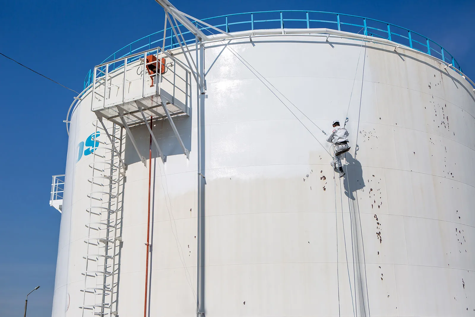 Склад светлых нефтепродуктов емк. 15800 м3